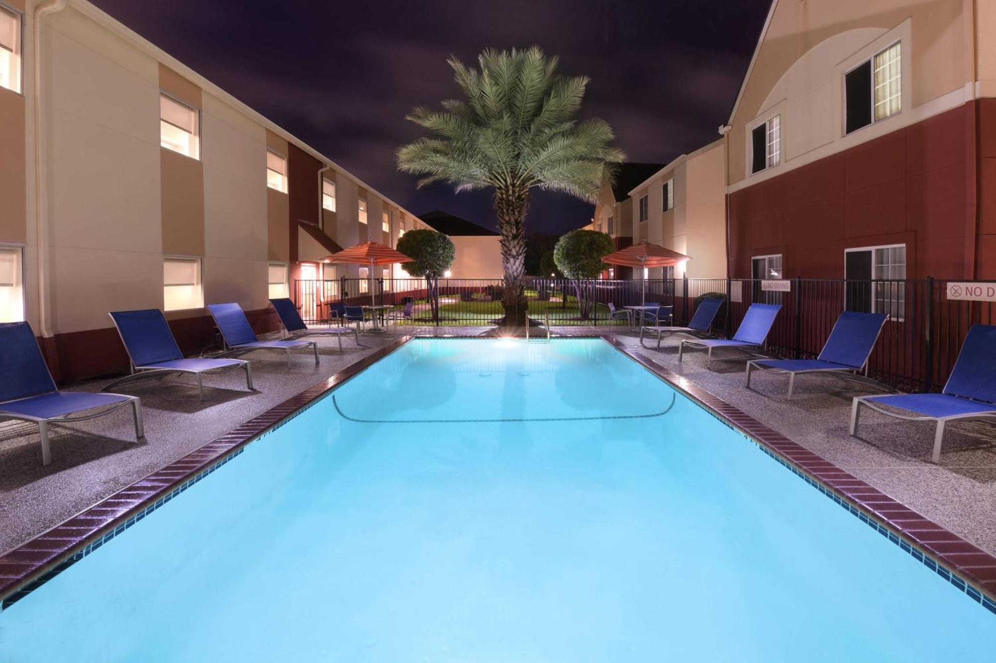 Towneplace Suites By Marriott Lake Jackson Clute Bagian luar foto
