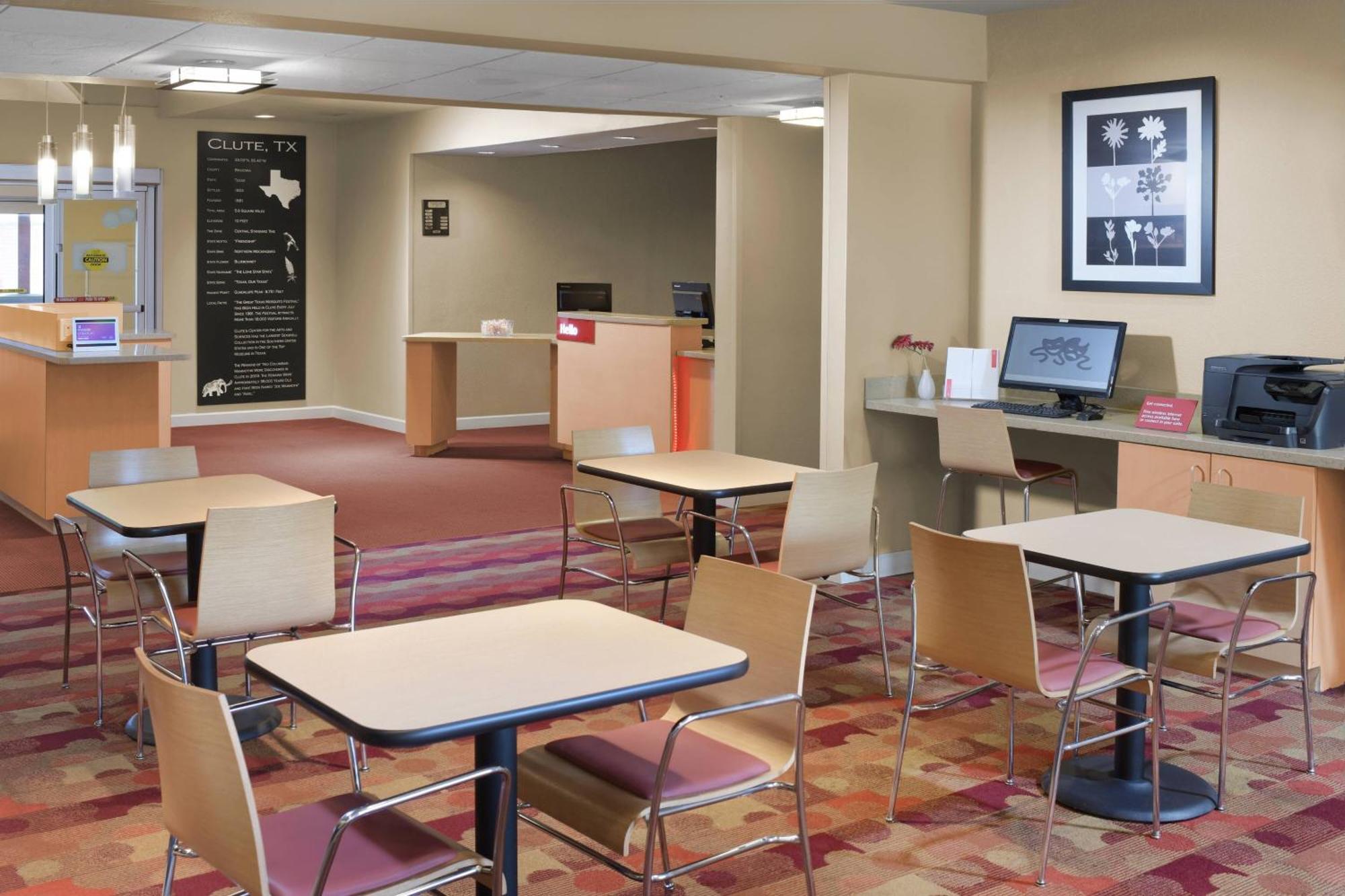 Towneplace Suites By Marriott Lake Jackson Clute Bagian luar foto